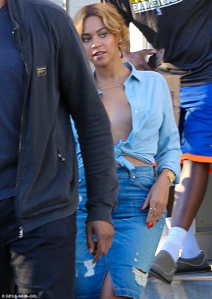 Beyonce Goes Braless For Lunch With Hubby Jay Z